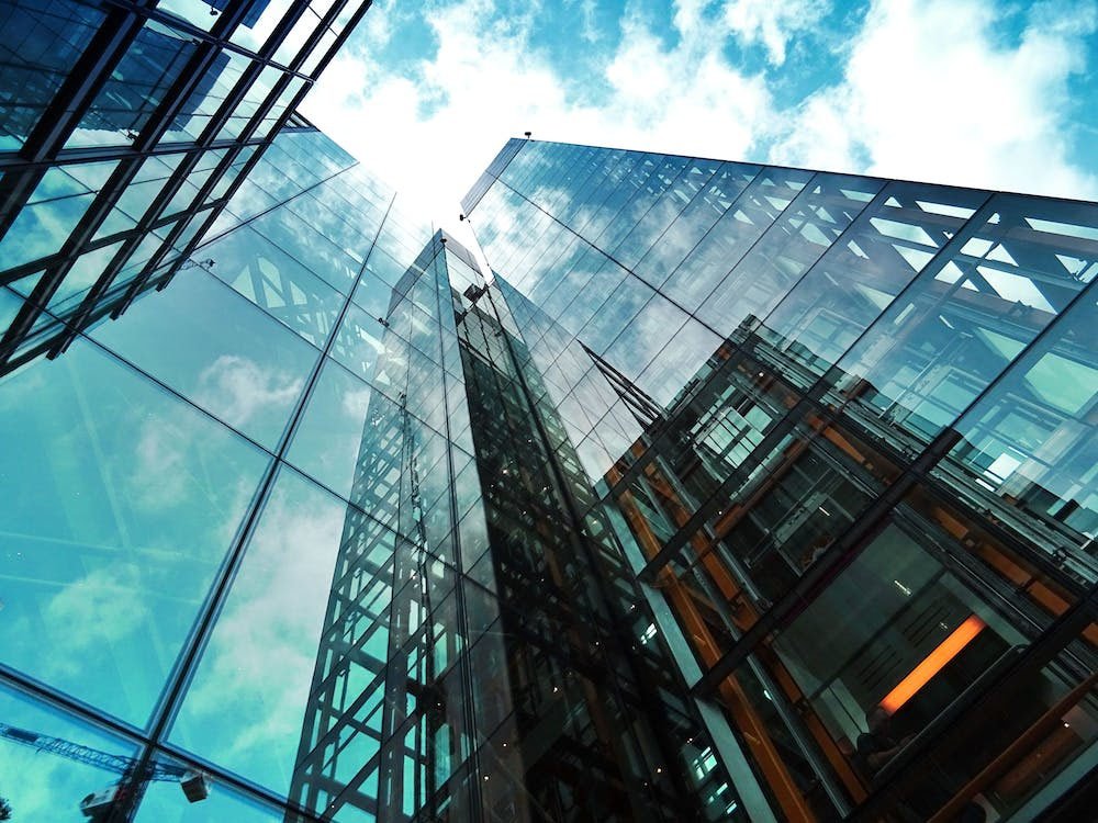 edificio de cristal en perspectiva cenital Roselló Bioscas construcciones